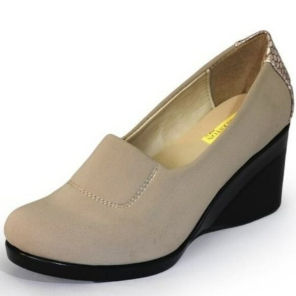 Women's Charleston Shoe Co Manhattan Tan Slip On Wedge VGUC Size 6 - Picture 1 of 15